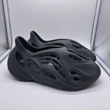 Yeezy Foam Runner Carbon - size 9